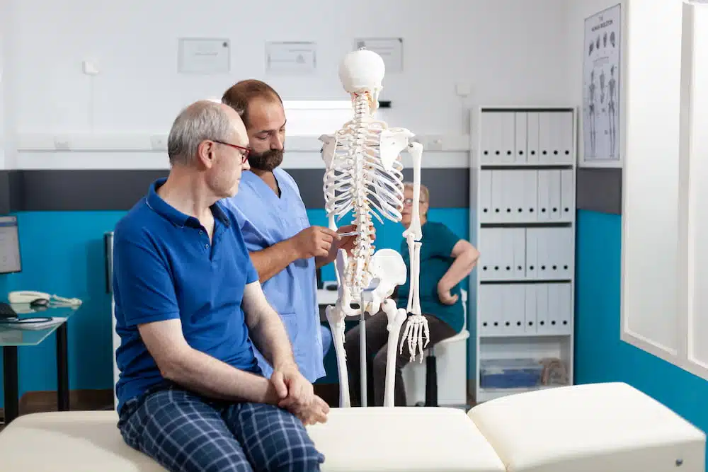 therapist explaining spinal decompression to patient prior the procedure